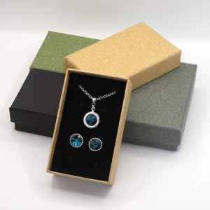 Zöldesen csillanó, kissé áttetsző, szürkés-fehér Swarovski kristályos nyaklánc és fülbevaló szett - Harmatfény - ékszer - ékszerszett - Meska.hu