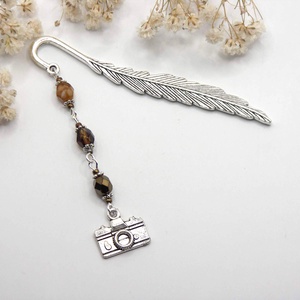 Ezüst színű, toll formájú könyvjelző barnás üveggyöngyökkel, fényképezőgép függővel � Objektív, Könyv & Zene, Könyvjelző, Ékszerkészítés, Mindenmás, MESKA