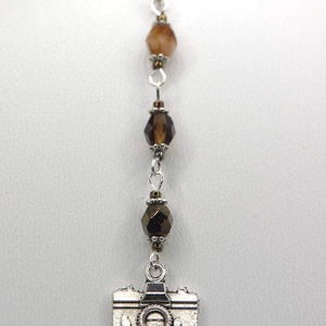 Ezüst színű, toll formájú könyvjelző barnás üveggyöngyökkel, fényképezőgép függővel � Objektív - könyv & zene - könyvjelző - Meska.hu