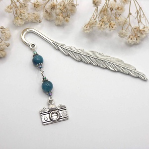 Ezüst színű, toll formájú könyvjelző sötétkék apatit ásványgyöngyökkel, fényképezőgép függővel � Insta, Könyv & Zene, Könyvjelző, Ékszerkészítés, Mindenmás, MESKA