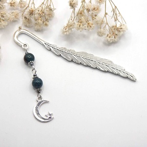 Ezüst színű, toll formájú könyvjelző sötétkék apatit ásványgyöngyökkel, Hold függővel � Lunar, Könyv & Zene, Könyvjelző, Ékszerkészítés, Mindenmás, MESKA