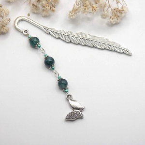 Ezüst színű, toll formájú könyvjelző sötétkék apatit ásványgyöngyökkel, cirkóniás lepke függővel � Aura, Könyv & Zene, Könyvjelző, Ékszerkészítés, Mindenmás, MESKA