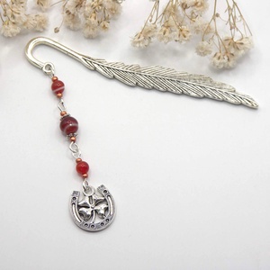 Ezüst színű, toll formájú könyvjelző narancs karneol ásványgyöngyökkel, lóherés patkó függővel � Sok szerencsét!, Könyv & Zene, Könyvjelző, Ékszerkészítés, Mindenmás, MESKA