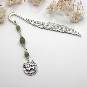 Ezüst színű, toll formájú könyvjelző zöld jáspis ásványgyöngyökkel, lóherés patkó függővel � Járj szerencsével!, Könyv & Zene, Könyvjelző, Ékszerkészítés, Mindenmás, MESKA