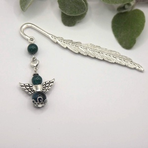 AJÁNDÉK dobozka! Ezüst színű, toll formájú angyalkás könyvjelző kék apatit ásványgyöngyökkel, Könyv & Zene, Könyvjelző, Ékszerkészítés, MESKA