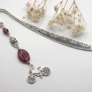 AJÁNDÉK csomagolás! Ezüst színű, íves formájú könyvjelző lila üveggyöngyökkel, kerékpár függővel � Lila bicikli - könyv & zene - könyvjelző - Meska.hu