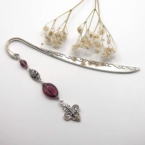 AJÁNDÉK csomagolás! Ezüst színű, íves formájú könyvjelző lila üveggyöngyökkel, Bourbon liliom függővel � Joséphine, Könyv & Zene, Könyvjelző, Ékszerkészítés, MESKA