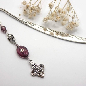 AJÁNDÉK csomagolás! Ezüst színű, íves formájú könyvjelző lila üveggyöngyökkel, Bourbon liliom függővel � Joséphine - könyv & zene - könyvjelző - Meska.hu