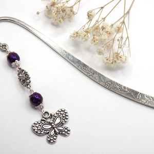 AJÁNDÉK csomagolás! Ezüst színű, virágmintás könyvjelző püspöklila cseh üveggyöngyökkel, lepke függővel � Iris, Könyv & Zene, Könyvjelző, Ékszerkészítés, Mindenmás, MESKA