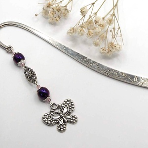 AJÁNDÉK csomagolás! Ezüst színű, virágmintás könyvjelző püspöklila cseh üveggyöngyökkel, lepke függővel � Iris - könyv & zene - könyvjelző - Meska.hu