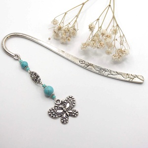 AJÁNDÉK csomagolás! Ezüst színű, virágmintás könyvjelző türkizkék ásványgyöngyökkel, lepke függővel � Pávaszem, Könyv & Zene, Könyvjelző, Ékszerkészítés, Mindenmás, MESKA