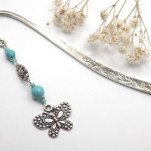 AJÁNDÉK csomagolás! Ezüst színű, virágmintás könyvjelző türkizkék ásványgyöngyökkel, lepke függővel � Pávaszem - könyv & zene - könyvjelző - Meska.hu