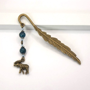 AJÁNDÉK csomagolás!Antik bronz, toll alakú könyvjelző sötétkék apatit ásványgyöngyökkel, rénszarvas alakú függővel-Zúzmó, Könyv & Zene, Könyvjelző, Ékszerkészítés, MESKA