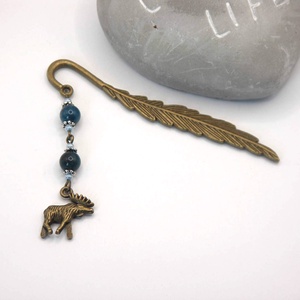AJÁNDÉK csomagolás!Antik bronz, toll alakú könyvjelző sötétkék apatit ásványgyöngyökkel, rénszarvas alakú függővel-Zúzmó - könyv & zene - könyvjelző - Meska.hu