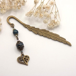 AJÁNDÉK csomagolás!  Antik bronz, toll alakú könyvjelző sötétkék apatit ásványgyöngyökkel, szív alakú függővel � Amar, Könyv & Zene, Könyvjelző, Ékszerkészítés, MESKA