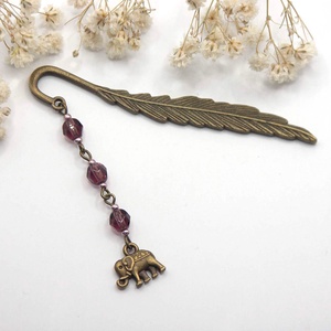 AJÁNDÉK csomagolás! Antik bronz, toll alakú könyvjelző ametiszt színű cseh üveggyöngyökkel, elefánt alakú függővel - Meska.hu