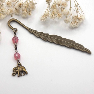 AJÁNDÉK csomagolás! Antik bronz, toll alakú könyvjelző opálos rózsaszín cseh üveggyöngyökkel, elefánt alakú függővel - Meska.hu