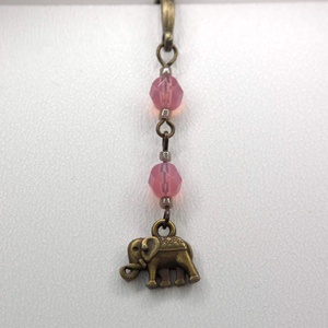 AJÁNDÉK csomagolás! Antik bronz, toll alakú könyvjelző opálos rózsaszín cseh üveggyöngyökkel, elefánt alakú függővel - könyv & zene - könyvjelző - Meska.hu