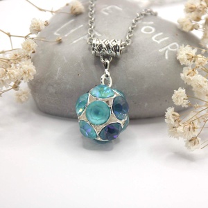 Világos és sötétebb, opálos kék Swarovski kristályos, áttört gömb alakú medálos nyaklánc � Mesh ball, Ékszer, Nyaklánc, Medálos nyaklánc, Ékszerkészítés, MESKA