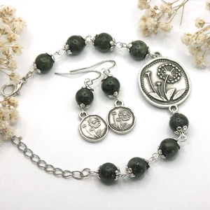 Karkötő zöld jáspis ásványgyöngyökből és pitypang mintás összekötőből - Harmatcsepp - ékszer - karkötő - ásványkarkötő - Meska.hu