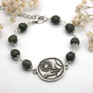 Karkötő zöld jáspis ásványgyöngyökből és pitypang mintás összekötőből - Harmatcsepp - ékszer - karkötő - ásványkarkötő - Meska.hu