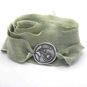 Karkötő halvány hárszöld szalaggal és pitypang mintás összekötővel � Mezei szellő - ékszer - karkötő - karkötő medállal - Meska.hu