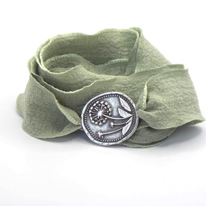 Karkötő halvány hárszöld szalaggal és pitypang mintás összekötővel � Mezei szellő, Ékszer, Karkötő, Karkötő medállal, Ékszerkészítés, MESKA