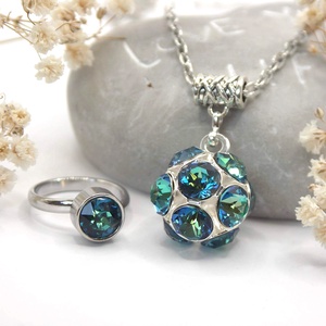 Sárgás-zöldes-türkizes csillogású kék Swarovski kristályos, áttört gömb formájú medálos nyaklánc � Spirit - ékszer - nyaklánc - medálos nyaklánc - Meska.hu