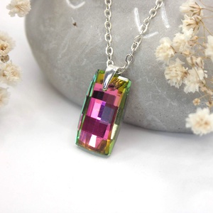 Téglalap formájú zöldes pink-rózsaszín Aurora kristály ezüst láncon - Napfény - ékszer - nyaklánc - medálos nyaklánc - Meska.hu