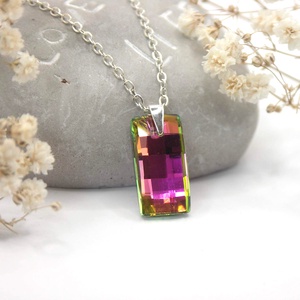 Téglalap formájú zöldes pink-rózsaszín Aurora kristály ezüst láncon - Napfény - ékszer - nyaklánc - medálos nyaklánc - Meska.hu