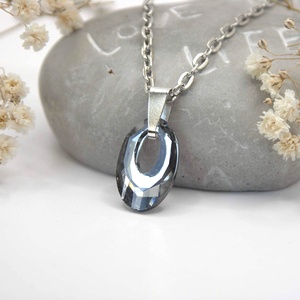 Füstös�ezüstösen csillogó, ovális formájú Aurora kristály ezüst láncon - Helion - ékszer - nyaklánc - medálos nyaklánc - Meska.hu