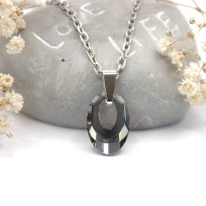 Füstös�ezüstösen csillogó, ovális formájú Aurora kristály ezüst láncon - Helion - ékszer - nyaklánc - medálos nyaklánc - Meska.hu