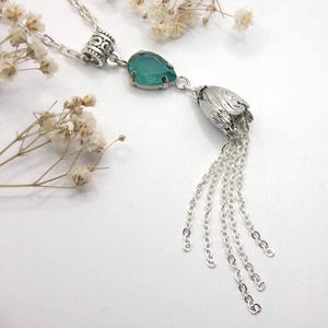 Csepp alakú, misztikus, sejtelmes-zöld színű Swarovski kristályos medál, kinyíló virággal, láncokkal � Floriel, Ékszer, Nyaklánc, Medálos nyaklánc, Ékszerkészítés, MESKA