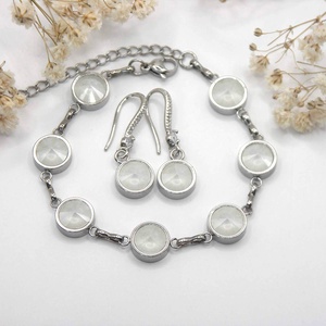 Nemesacél karkötő és fülbevaló szett selyemfényű fehér Swarovski kristályokkal - Milkglass, Ékszer, Ékszerszett, Ékszerkészítés, Mindenmás, MESKA
