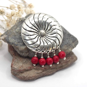 Kör alakú tibeti ezüst medál piros howlit ásványgyöngyökkel - Turbina - ékszer - nyaklánc - medálos nyaklánc - Meska.hu