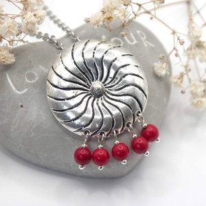 Kör alakú tibeti ezüst medál piros howlit ásványgyöngyökkel - Turbina - ékszer - nyaklánc - medálos nyaklánc - Meska.hu