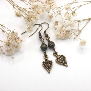 Fülbevaló szív alakú függőből és márványos, sötétzöld cseh üveggyöngyből, Ékszer, Fülbevaló, Lógó fülbevaló, Ékszerkészítés, MESKA