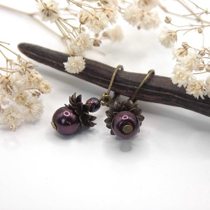 Fülbevaló sötétlila üvegtekla gyöngyökből, különleges gyöngykupakokkal kiegészítve - ékszer - fülbevaló - lógó fülbevaló - Meska.hu