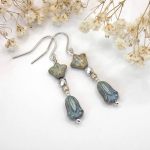 Tulipános fülbevaló zsályás-kékesen színezett üveggyöngyökből � Pax, Ékszer, Fülbevaló, Lógó fülbevaló, Ékszerkészítés, MESKA