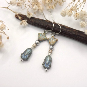 Tulipános fülbevaló zsályás-kékesen színezett üveggyöngyökből � Pax - ékszer - fülbevaló - lógó fülbevaló - Meska.hu