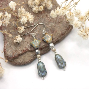 Tulipános fülbevaló zsályás-kékesen színezett üveggyöngyökből � Pax - ékszer - fülbevaló - lógó fülbevaló - Meska.hu