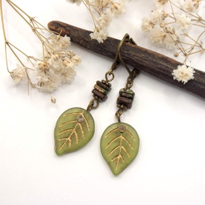 Antik bronz fülbevaló zöld színű, levél formájú cseh üveggyönggyel � Apple leaf - ékszer - fülbevaló - lógó fülbevaló - Meska.hu