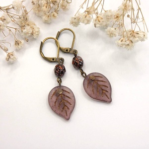 Antik bronz fülbevaló füstöslila színű, levél formájú cseh üveggyönggyel � Apple leaf - ékszer - fülbevaló - lógó fülbevaló - Meska.hu
