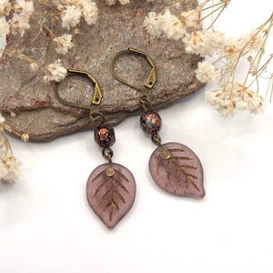 Antik bronz fülbevaló füstöslila színű, levél formájú cseh üveggyönggyel � Apple leaf - ékszer - fülbevaló - lógó fülbevaló - Meska.hu