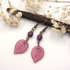 Antik bronz fülbevaló rózsás-pink színű, levél formájú cseh üveggyönggyel � Apple leaf - ékszer - fülbevaló - lógó fülbevaló - Meska.hu