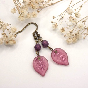 Antik bronz fülbevaló rózsás-pink színű, levél formájú cseh üveggyönggyel � Apple leaf - Meska.hu