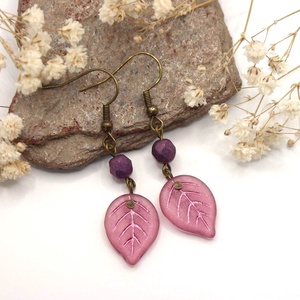 Antik bronz fülbevaló rózsás-pink színű, levél formájú cseh üveggyönggyel � Apple leaf - ékszer - fülbevaló - lógó fülbevaló - Meska.hu