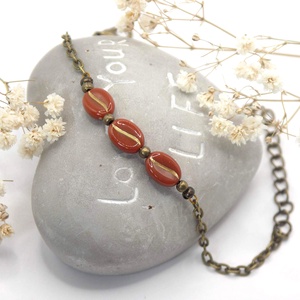 Antik bronz karkötő arany közepvonalú, barna színű kávészemekkel � Cortado - ékszer - karkötő - gyöngyös karkötő - Meska.hu