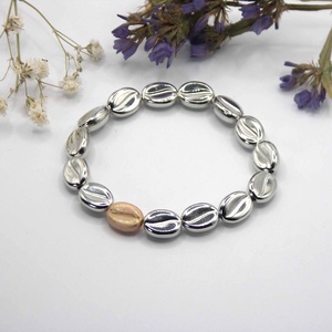 Kávészemekből gumidamilra fűzött karkötő � Bonnieri, Ékszer, Karkötő, Gyöngyös karkötő, Ékszerkészítés, MESKA