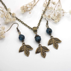 Sötétkék apatit ásványgyöngyökből és hármasan összetett, levél alakú charmokból készült nyaklánc és fülbevaló szett, Ékszer, Ékszerszett, Ékszerkészítés, MESKA